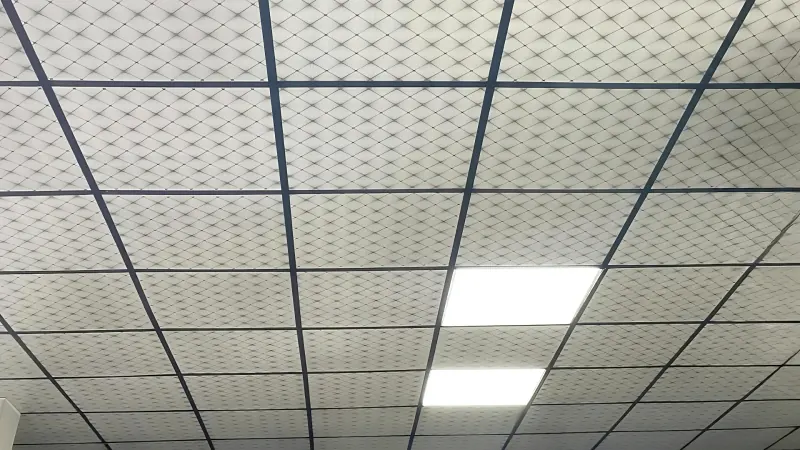 Baklava desenli PVC tavan panelleri, lacivert T24 taşıyıcı ızgara ve iki LED panel, alttan görünüş